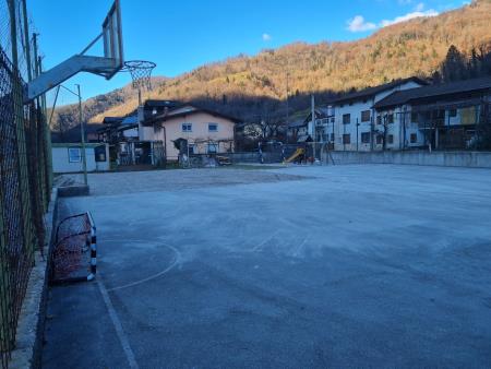 Idrija pri Bači_po odstranitvi stare šole (Davor Simčič) (4)